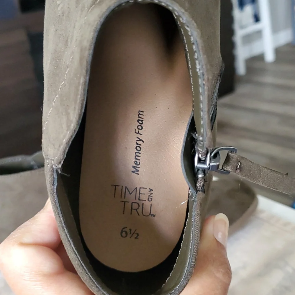 Olive green suaded boot/shoe - Picture 4 of 4